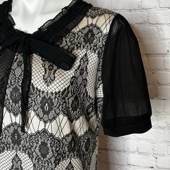 Chic Black Lace Print Women's Blouse with Ruffles and Bows Size L - Picture 3 of 8
